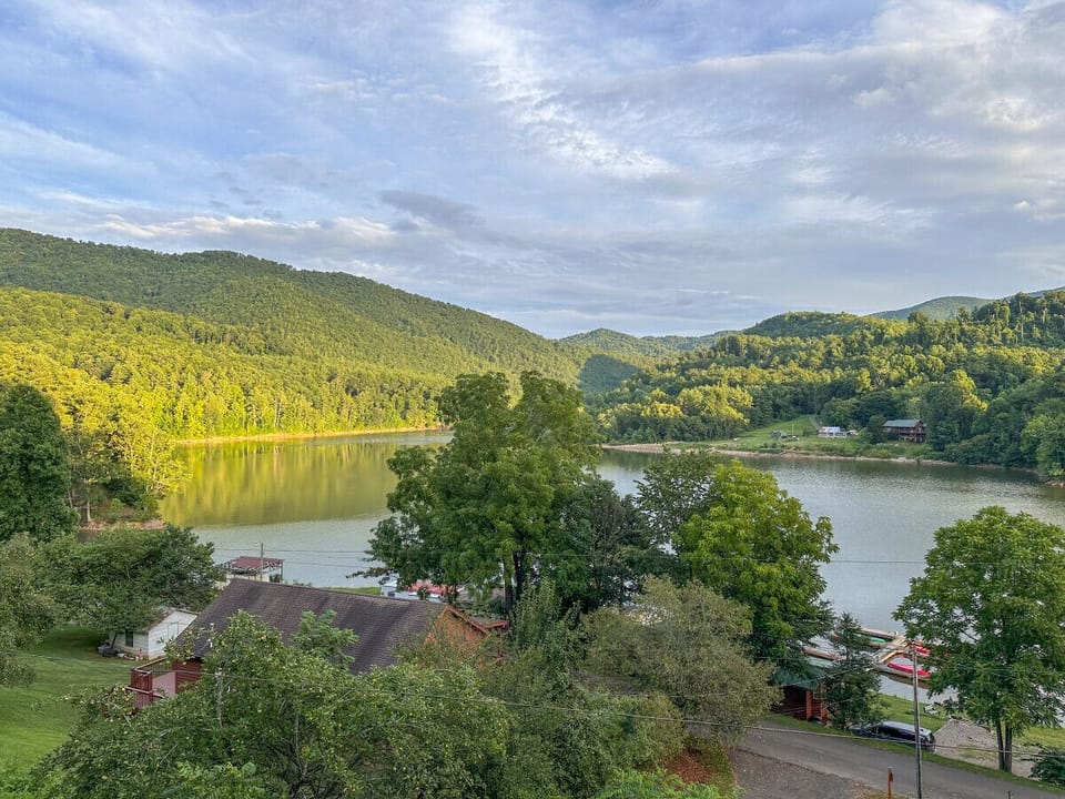 Start and end the day overlooking the lake—sip coffee, enjoy an evening beverage, or just take in the layered mountain view.