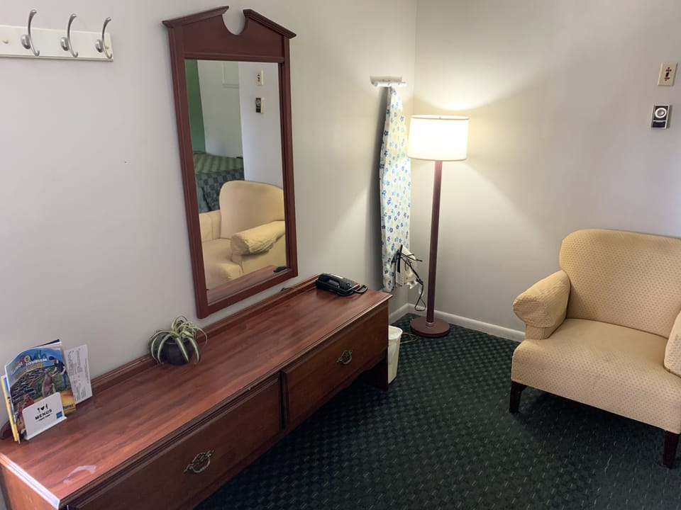 Deluxe Room, 2 Double Beds | Living area | 32-inch flat-screen TV with cable channels, TV