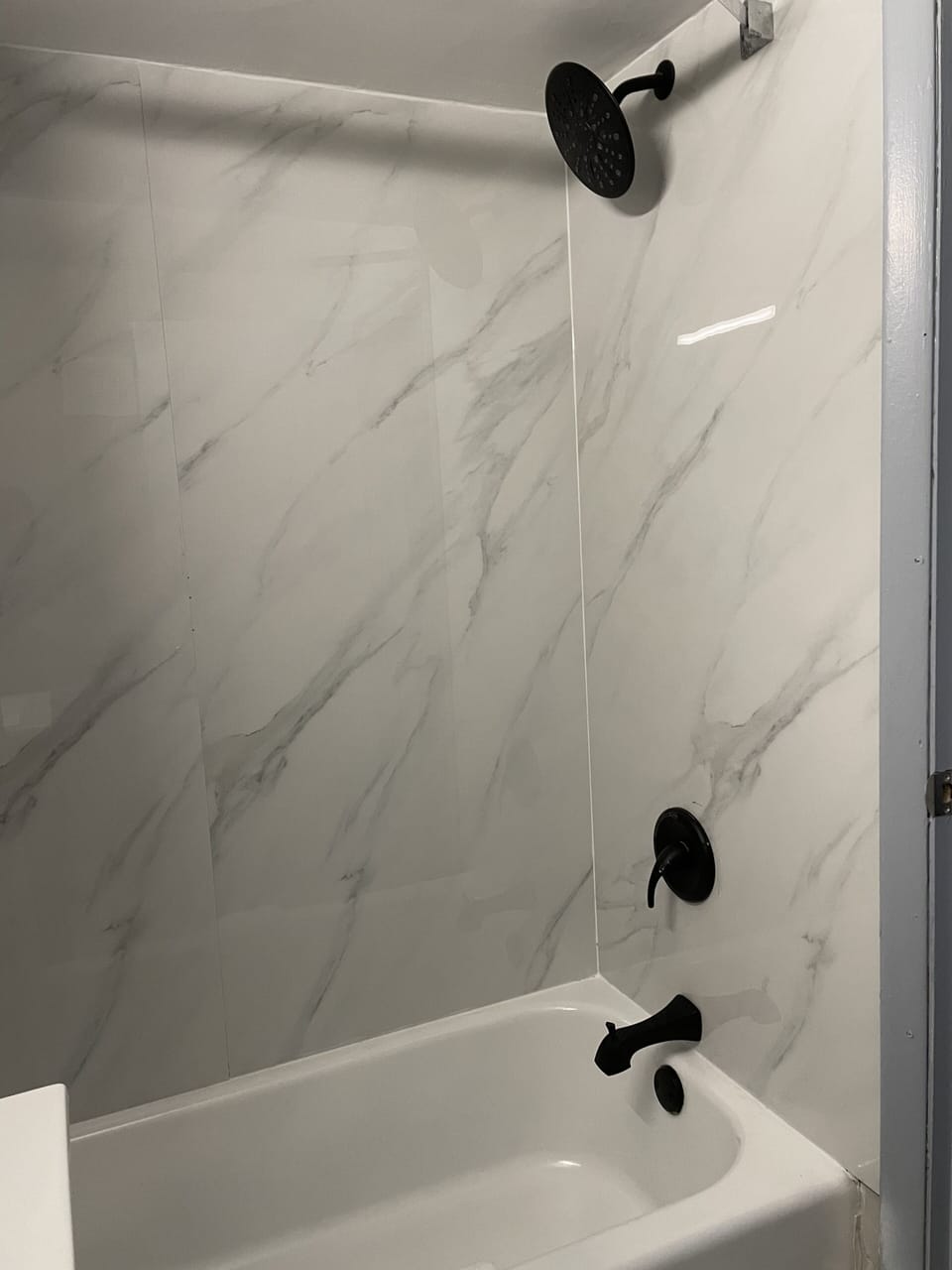 Combined shower/tub, free toiletries, hair dryer, towels