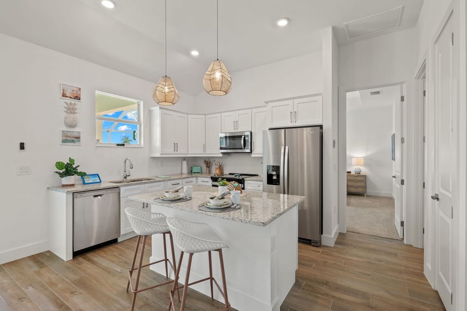 The fully equipped kitchen has extra seating for 2 at the island