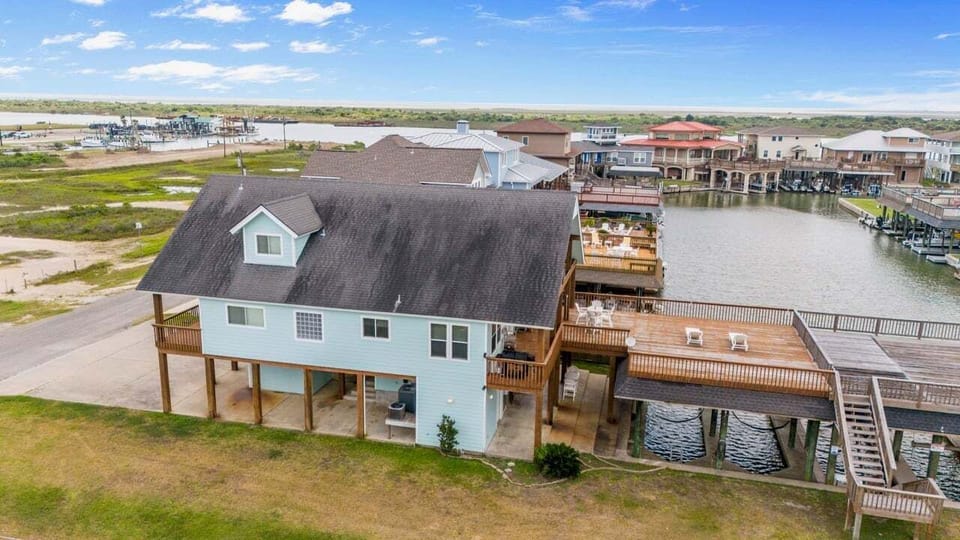 Waterfront Hahn's Hideaway with 2 Boat Slips/Lifts is Pet Friendly for extra fees