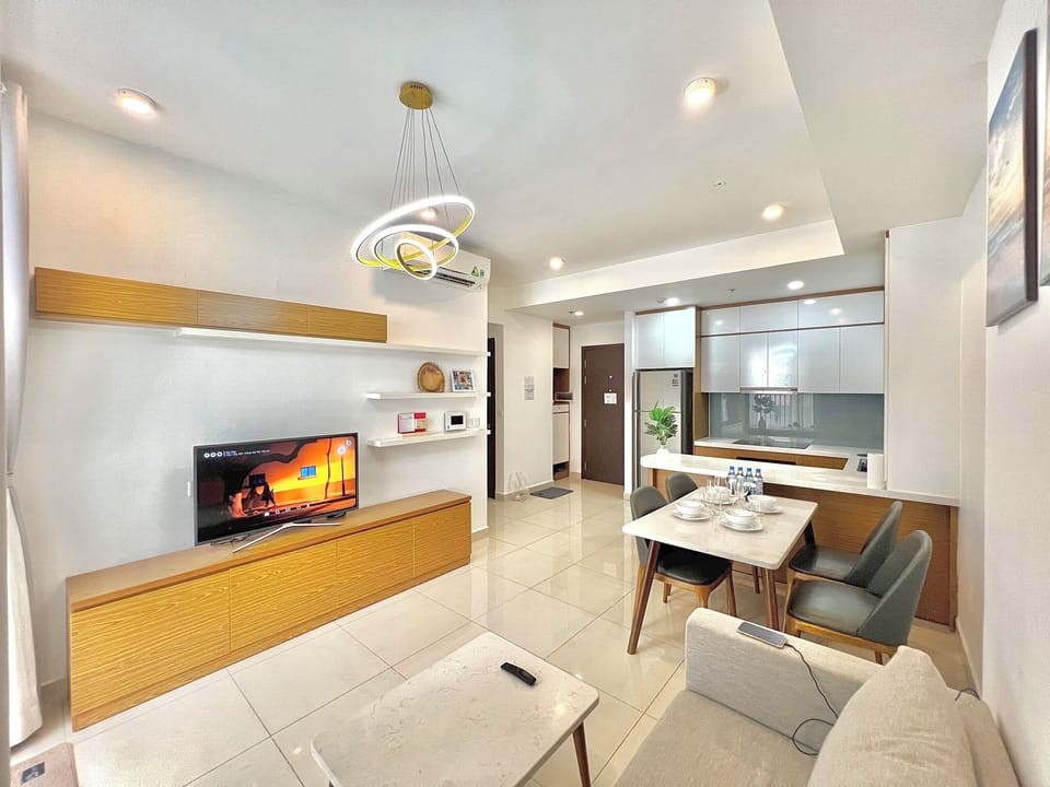 City Apartment, Balcony, Partial Lake View | Living area