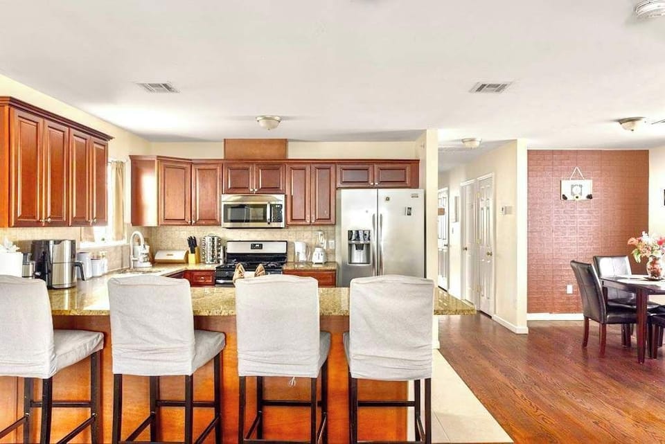 Newark Pearl apartment and accessible when booking Newark Gem 