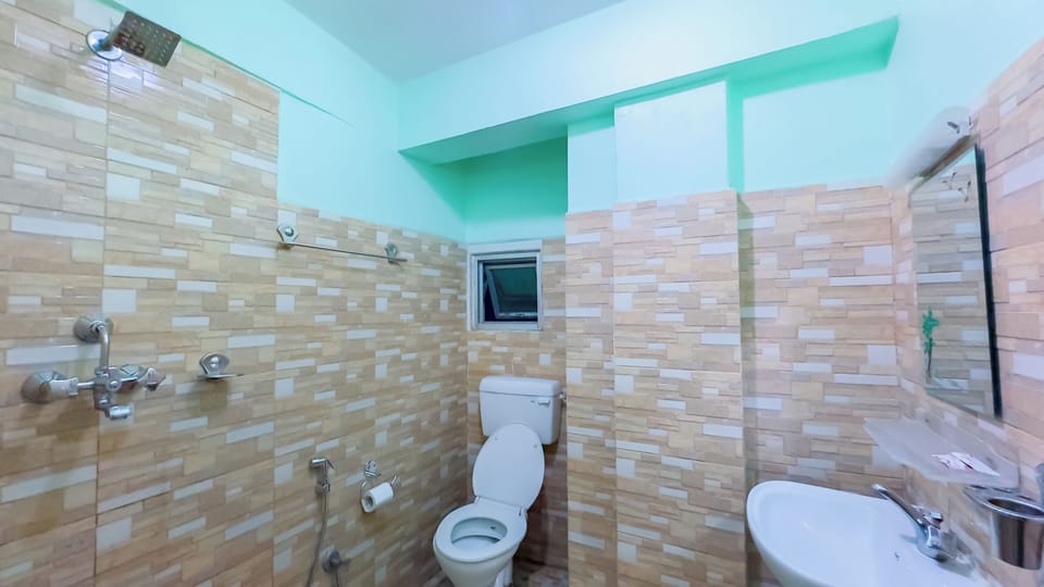 Deluxe Double or Twin Room, Lake View | Bathroom | Shower, rainfall showerhead, free toiletries, hair dryer