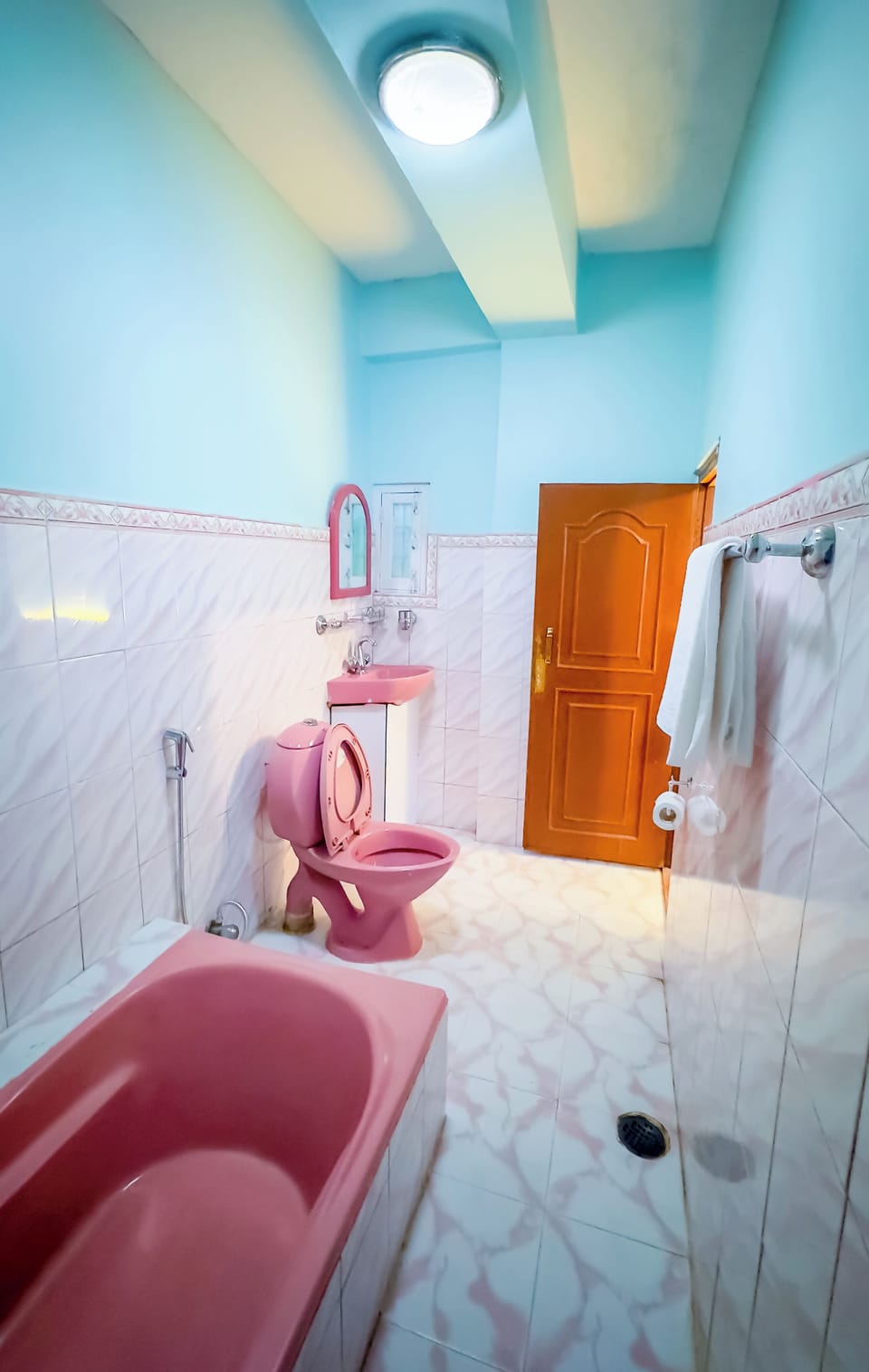 Shower, rainfall showerhead, free toiletries, hair dryer