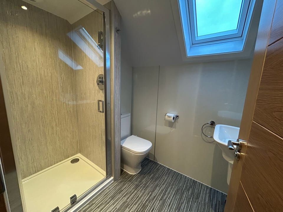 Standard Twin Room | Bathroom | Shower, hair dryer, towels