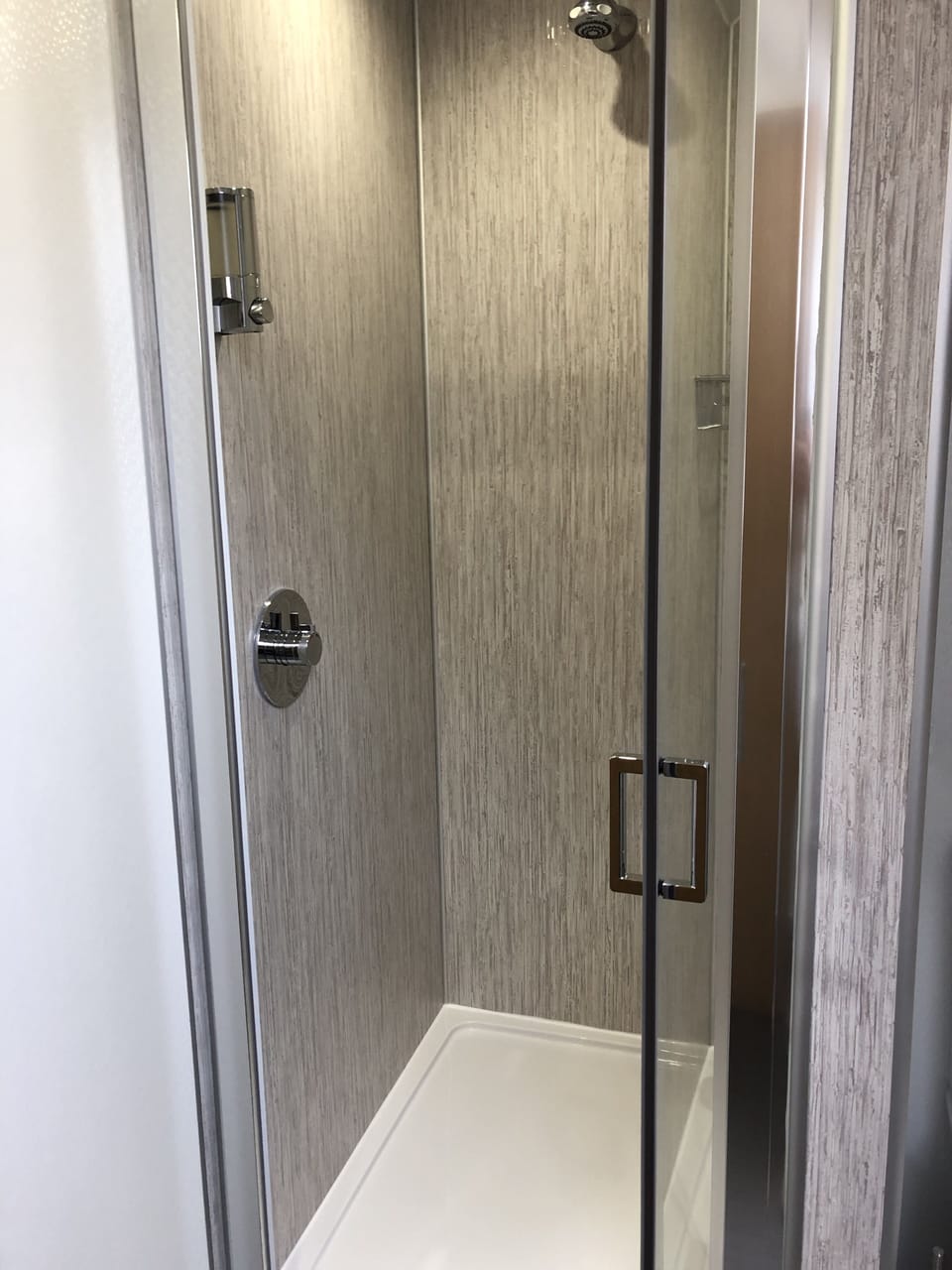 Standard Triple Room | Bathroom | Shower, hair dryer, towels