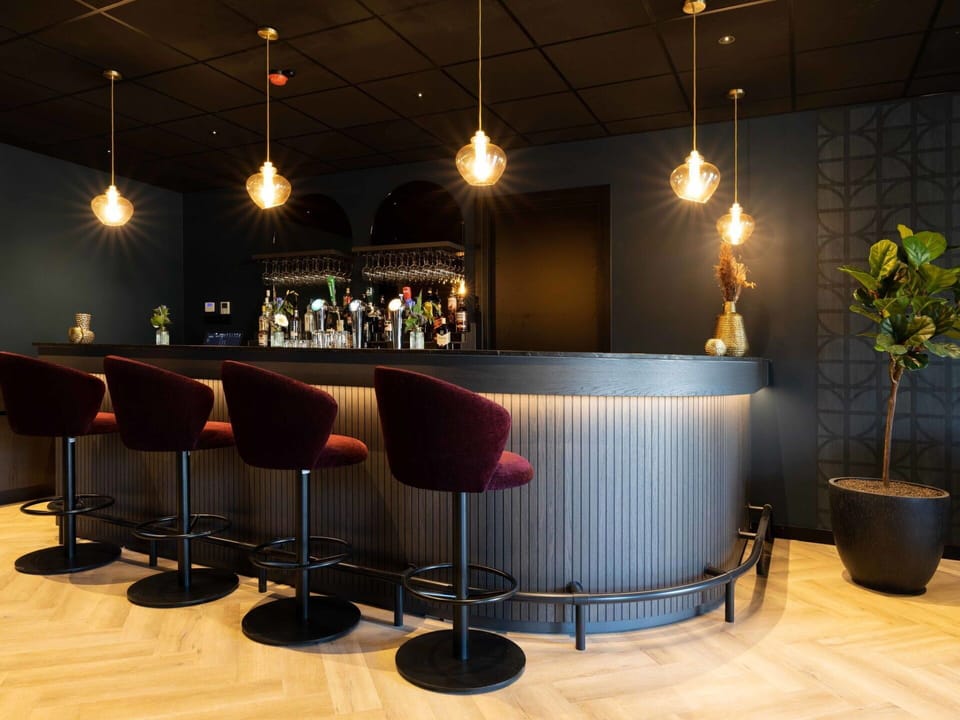 Plant, Flowerpot, Chair, Houseplant, Flooring, Hall, Audio Equipment, Ceiling, Event, Decoration