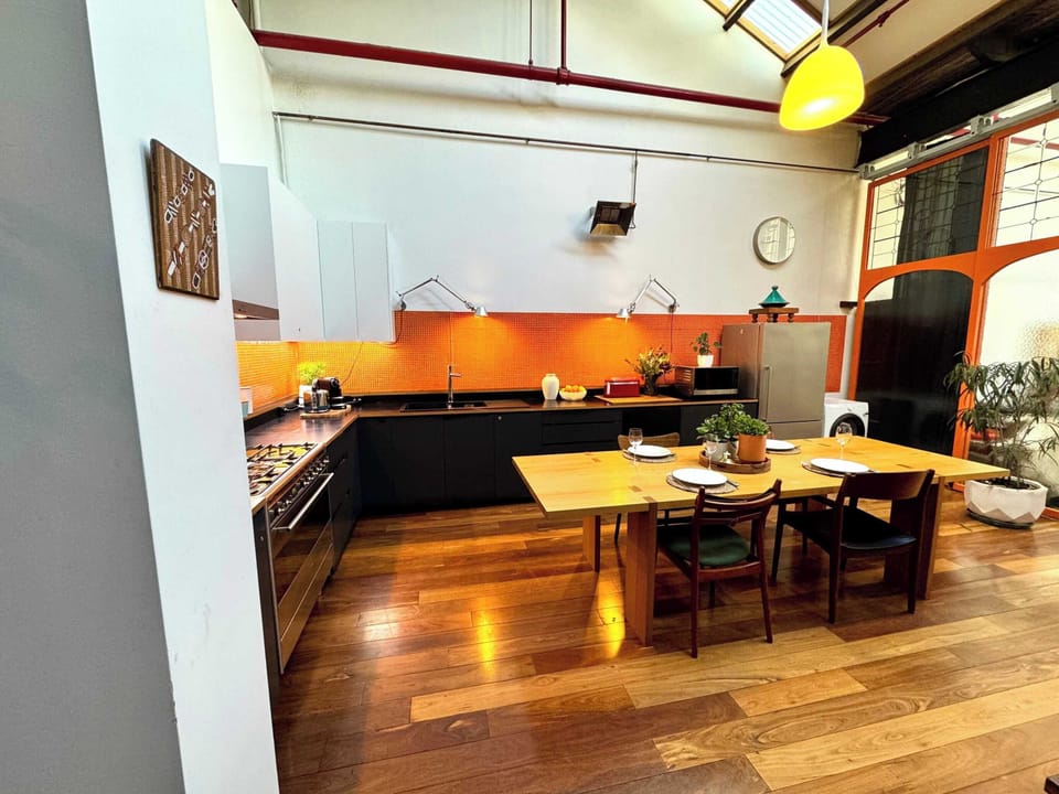 Expansive kitchen with 'L' shaped benchtop