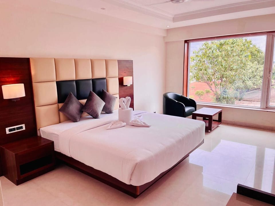 Suite | Minibar, in-room safe, desk, iron/ironing board