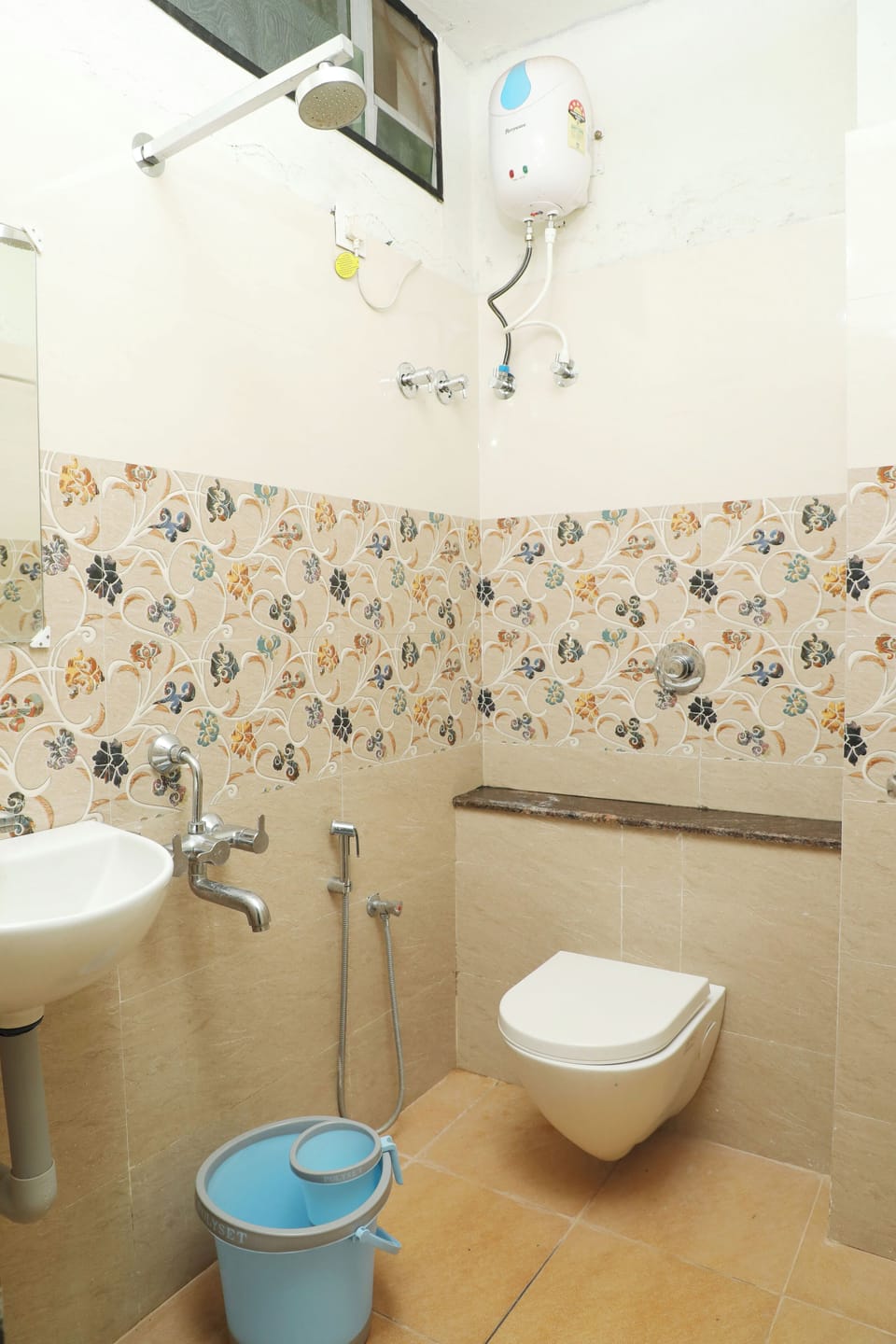 Deluxe Room, 4 Bedrooms | Bathroom | Shower, rainfall showerhead, bidet, towels