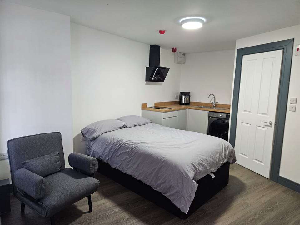 Design Studio, 1 Double Bed, Non Smoking | Iron/ironing board, free WiFi