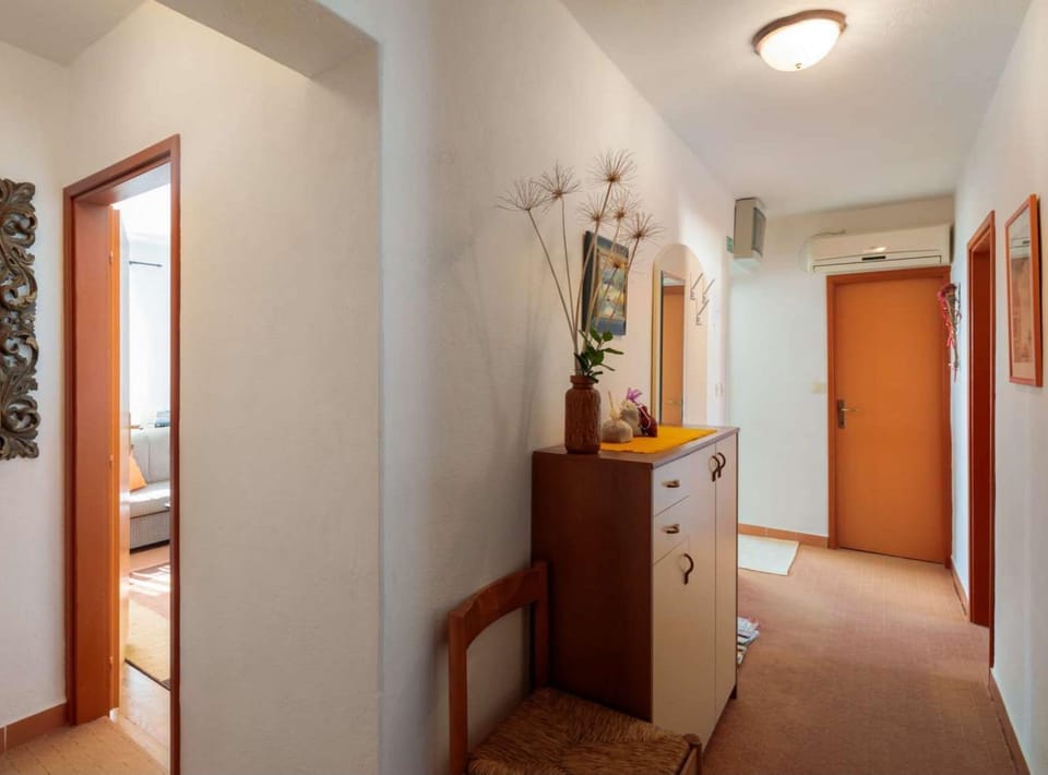 Apartment (Apartment Oaza - Three Bedroom Apartm) | Bathroom | Shower, towels