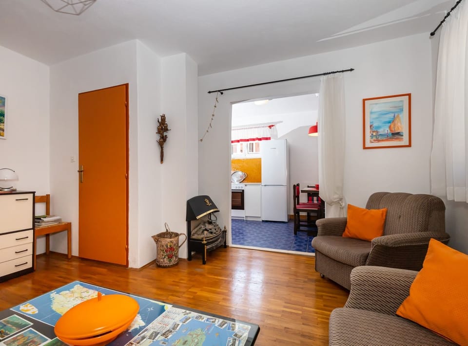 Apartment (Apartment Oaza - Three Bedroom Apartm) | Living room | 32-inch flat-screen TV with digital channels
