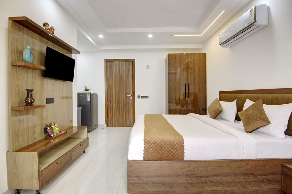 Deluxe Room, Balcony, City View | Desk, iron/ironing board, free WiFi