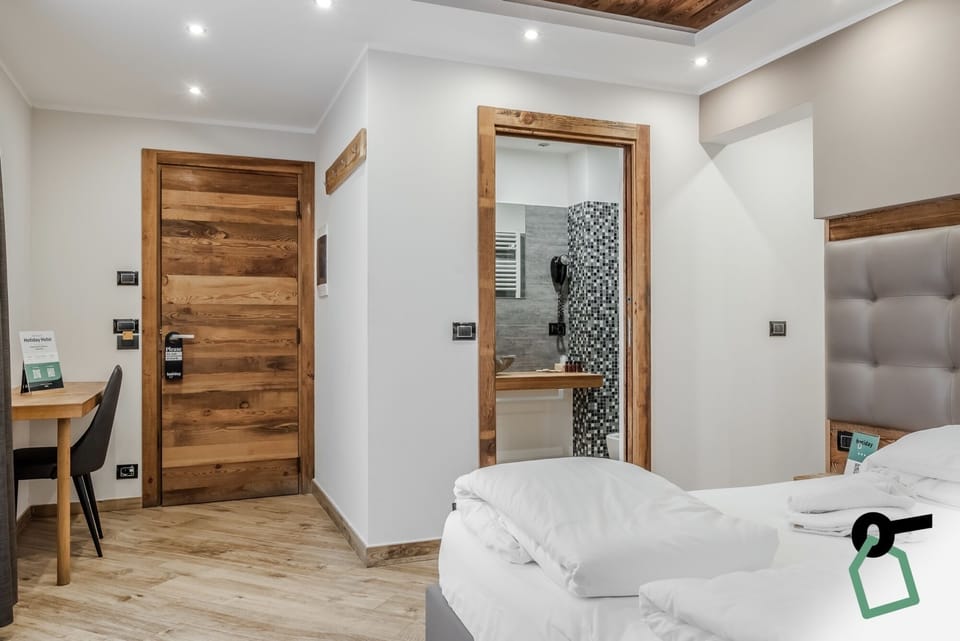 Comfort Quadruple Room | In-room safe, desk, free WiFi, bed sheets