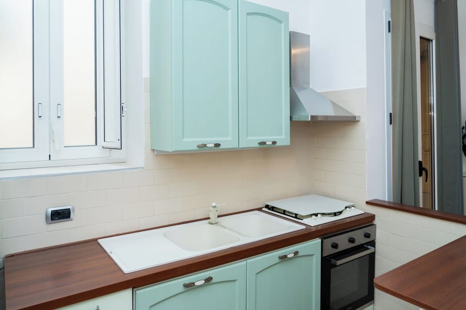 Deluxe Studio Suite, Courtyard View | Private kitchen
