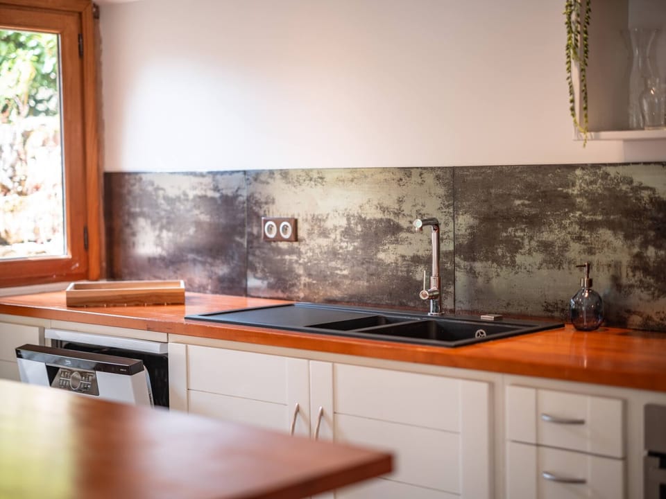 Fully equipped kitchen - dishwasher - oven, microwave, fridge - toaster - blender - Nespresso coffee machine + electric kettle - gas hob.