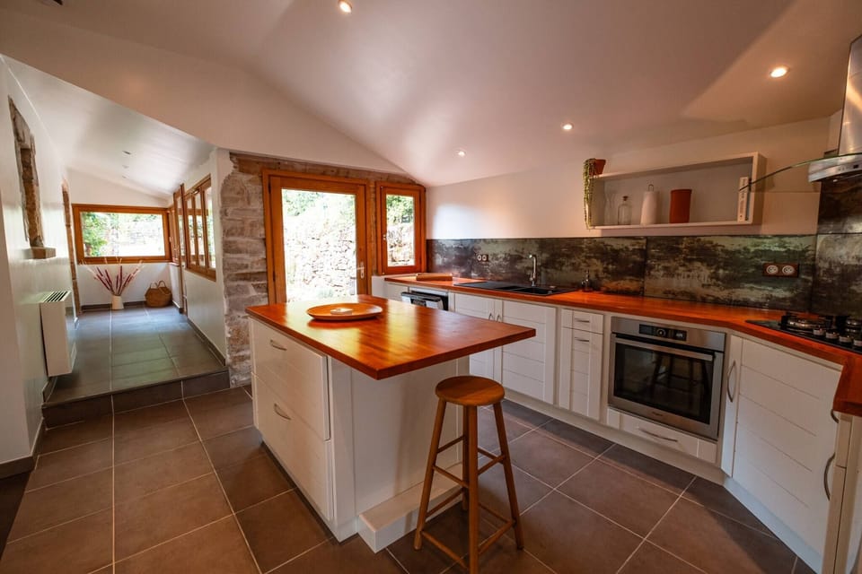 Fully equipped kitchen - dishwasher - oven, microwave, fridge - toaster - blender - Nespresso coffee machine + electric kettle - gas hob.