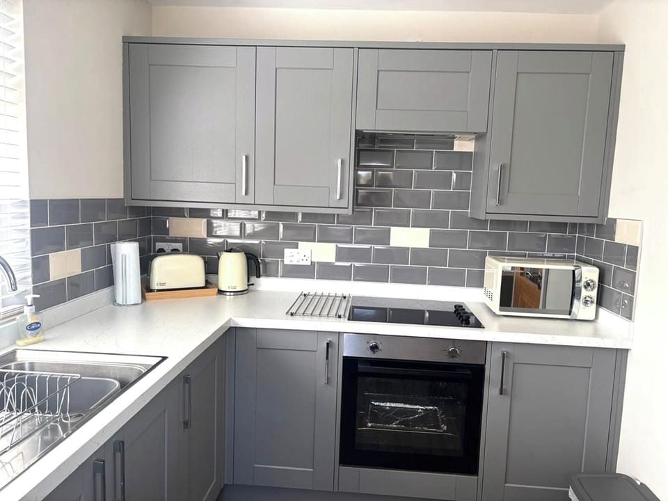 Family Apartment | Private kitchen | Oven, dishwasher, toaster, cookware/dishes/utensils