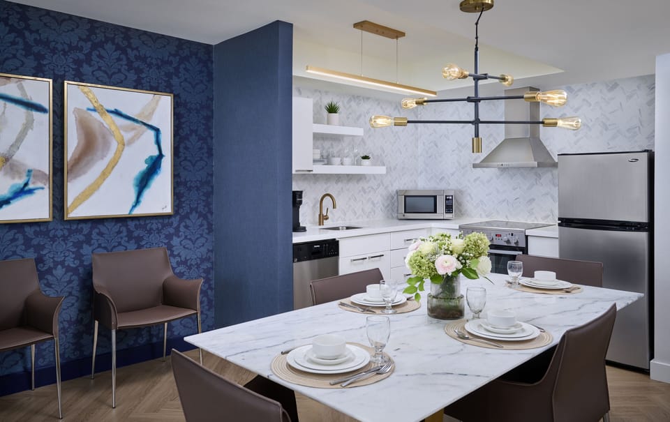 Signature Suite, 1 King Bed with Sofa bed | In-room dining