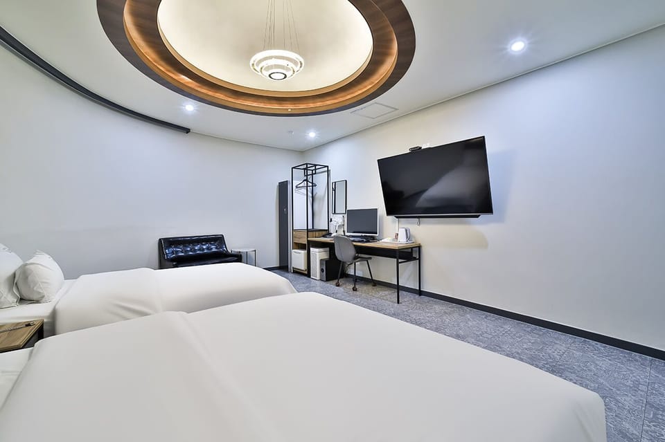 Family Twin Room | Premium bedding, desk, laptop workspace, free WiFi