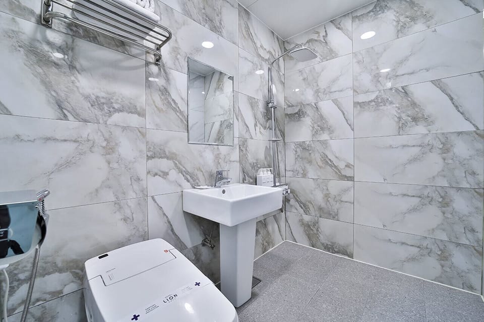 Family Twin Room | Bathroom | Free toiletries, hair dryer, bathrobes, slippers