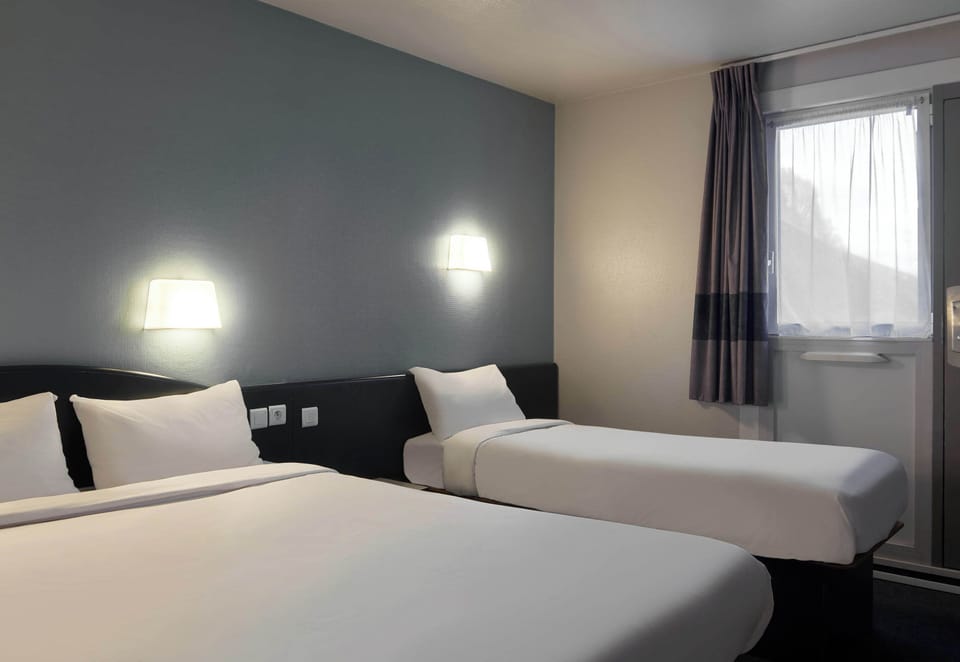 Triple Room, Non Smoking | Desk, soundproofing, free WiFi, bed sheets