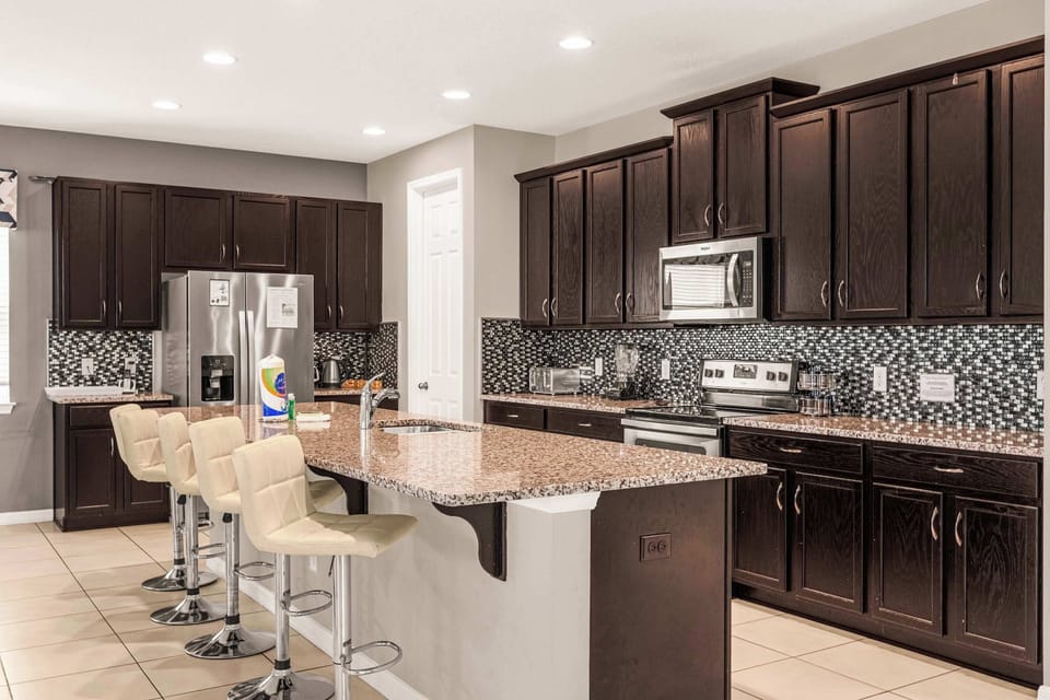 Modern kitchen with ample seating and high-end appliances, perfect for family gatherings and culinary adventures.