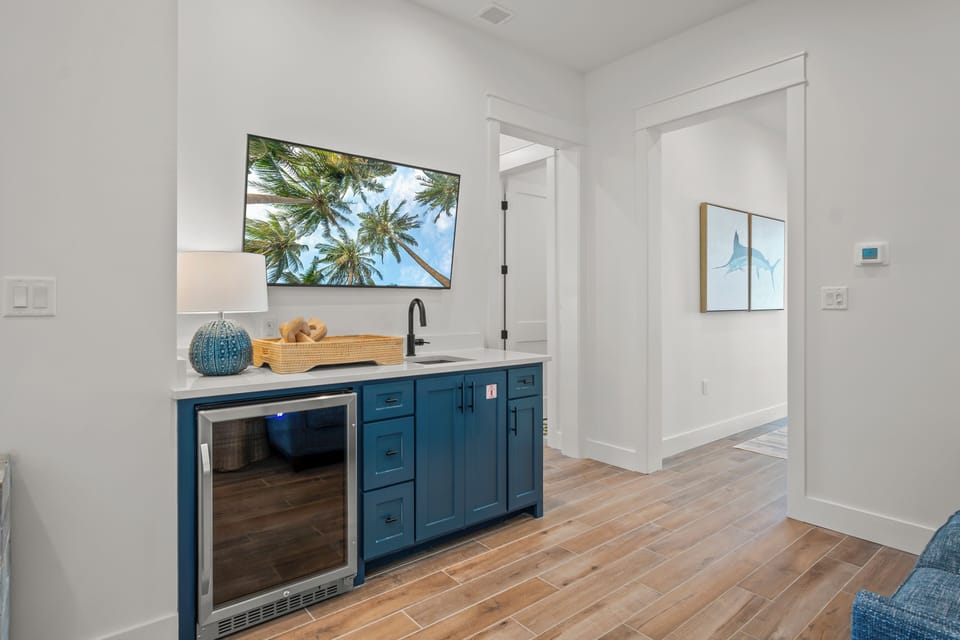 Entryway Wet Bar, 1st Floor