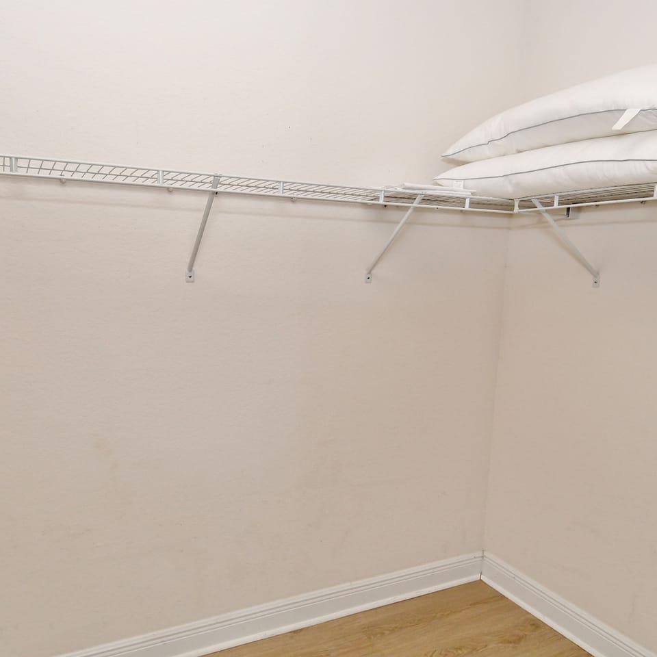 House | 3 bedrooms, desk