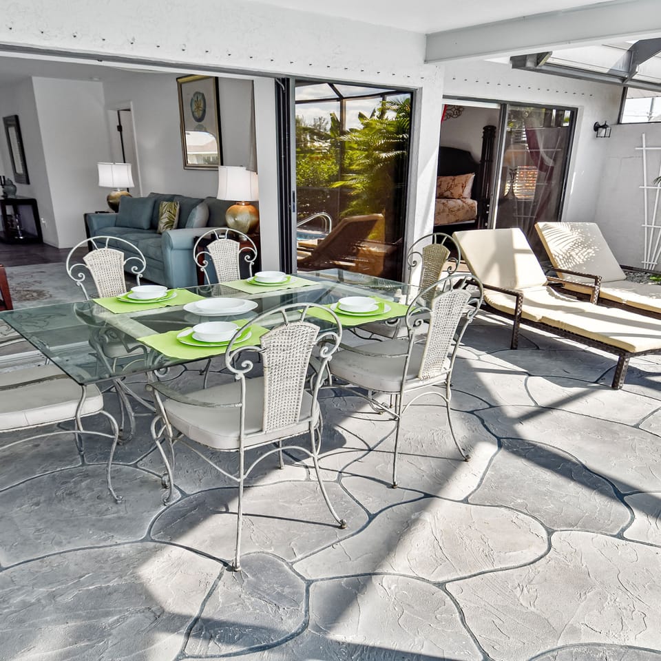 House | 3 bedrooms, desk