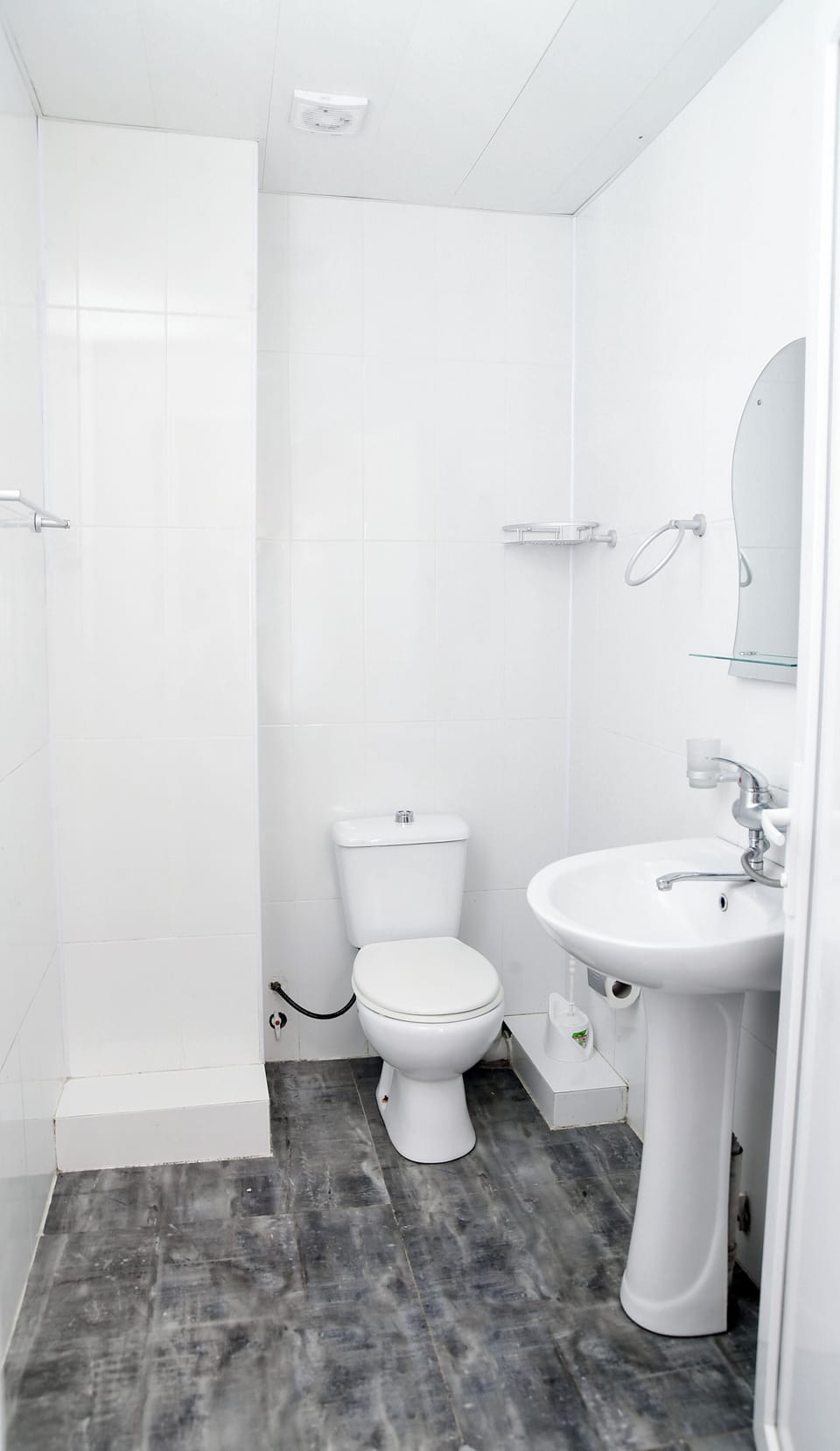 Standard Triple Room | Bathroom | Shower, free toiletries, hair dryer, towels