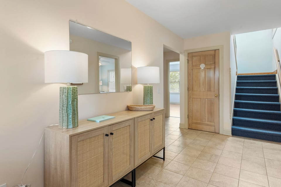 LS11: Fore Shore (Formerly Leeward Shores 11) | Mid Level Foyer