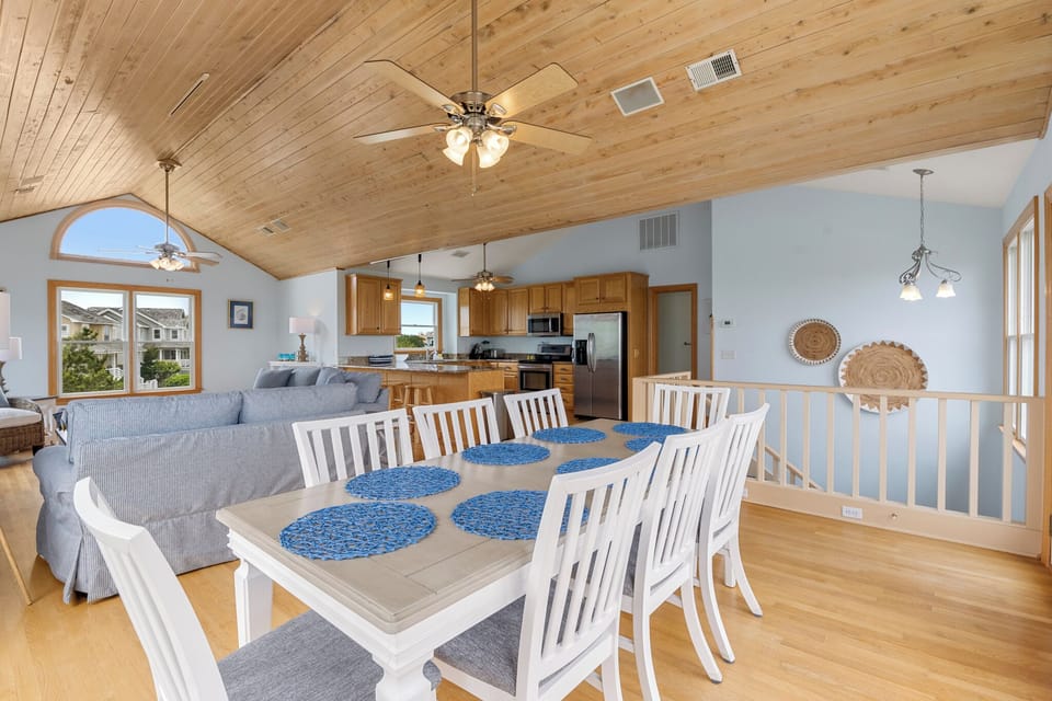 LS11: Fore Shore (Formerly Leeward Shores 11) | Top Level Dining Area