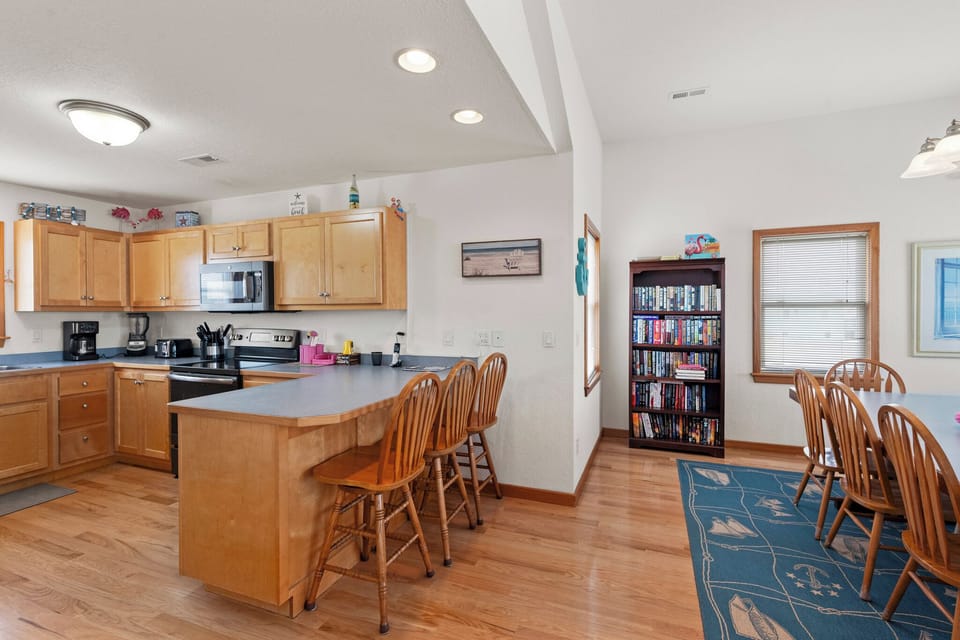 KDN1339: Flamingo Nest | Top Level Dining Area and Kitchen
