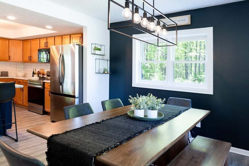 Dinning Area with seating for 6