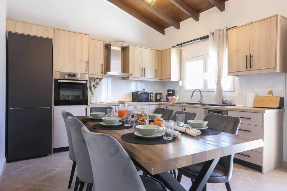 Fully Equipped Kitchen with Modern Appliances and Ample Space – Includes everything needed for home-style cooking during your stay.