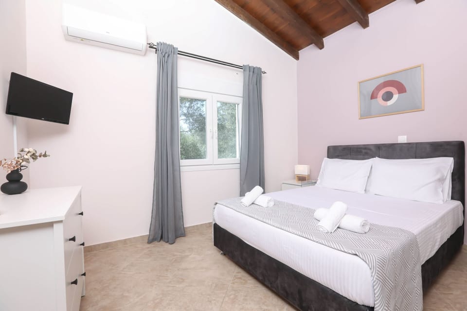 Bedroom 3: Views of the room