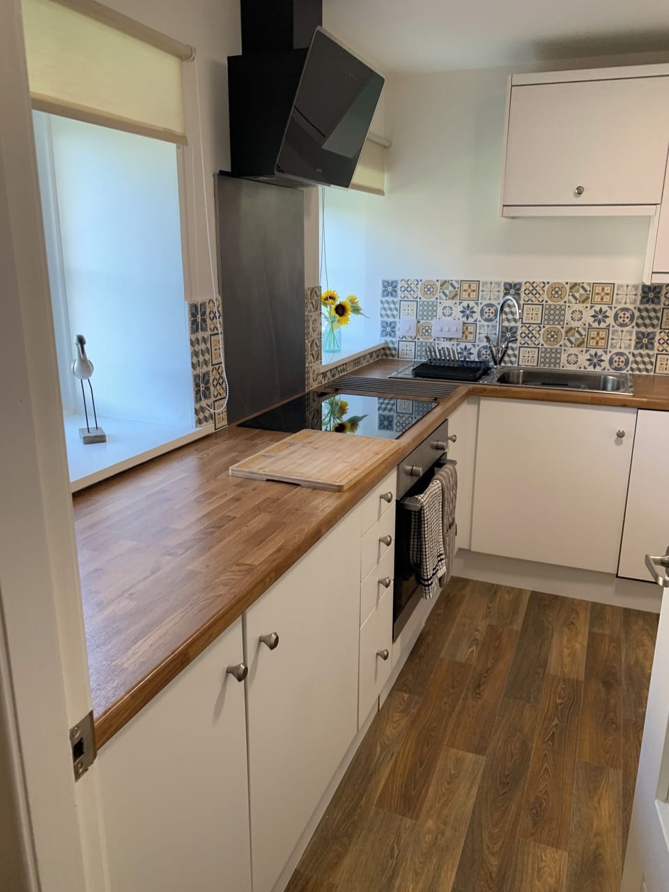 Kitchen with ceramic hob, electric oven and fan