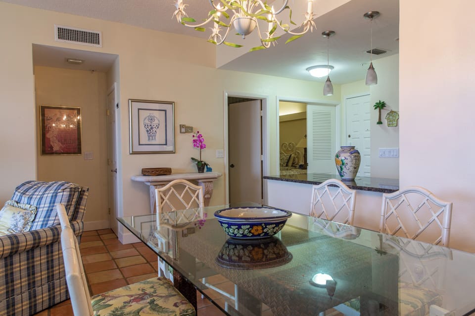 Seaplace G7-405 dining area