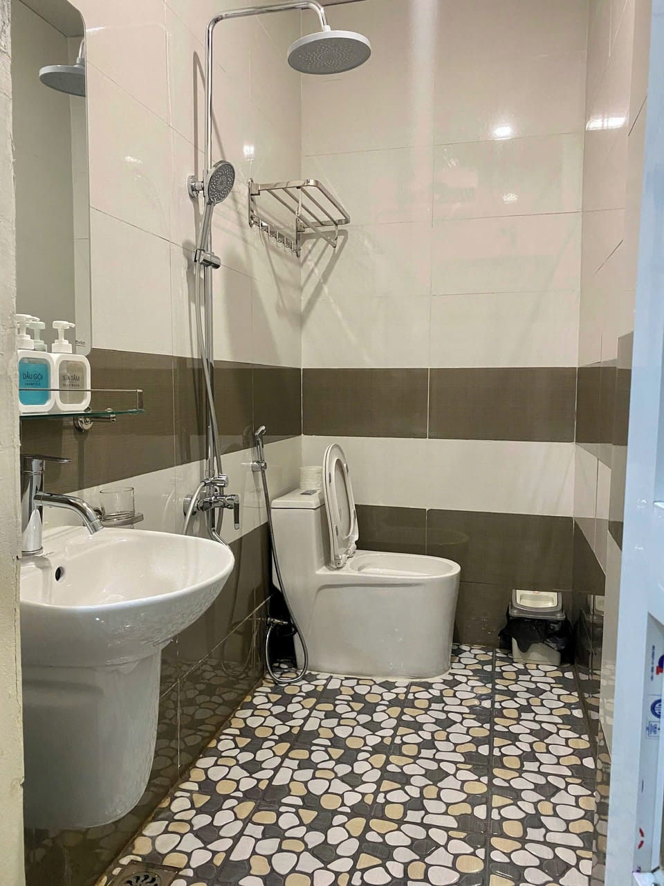 Basic Double Room Single Use | Bathroom | Shower, free toiletries, hair dryer, slippers