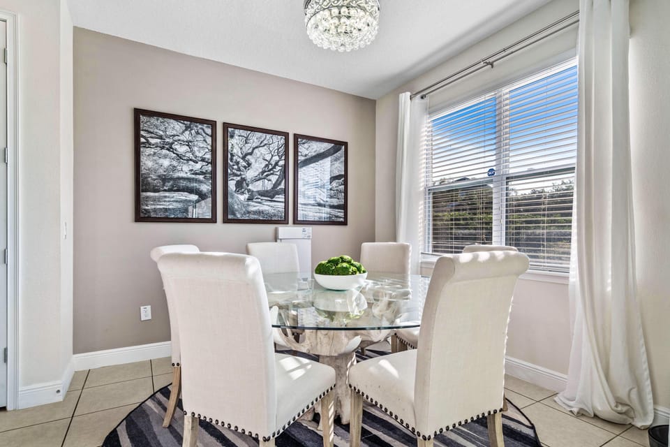 Luxury breakfast nook.