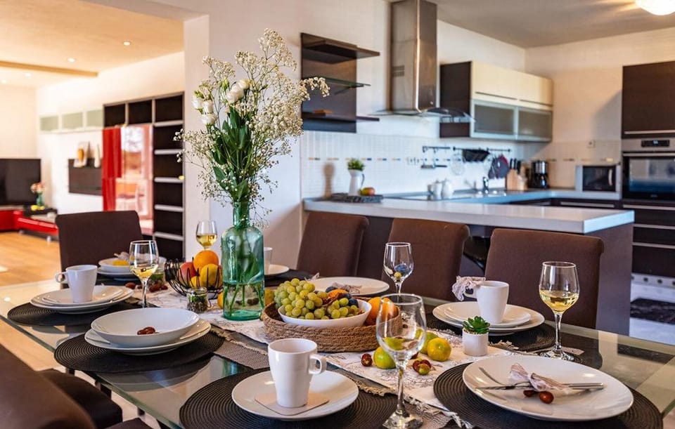 Equipped kitchen with dining area