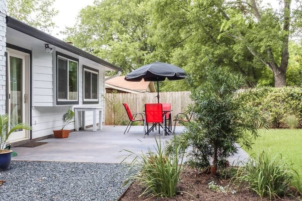Outdoor Space for South Austin Hangs