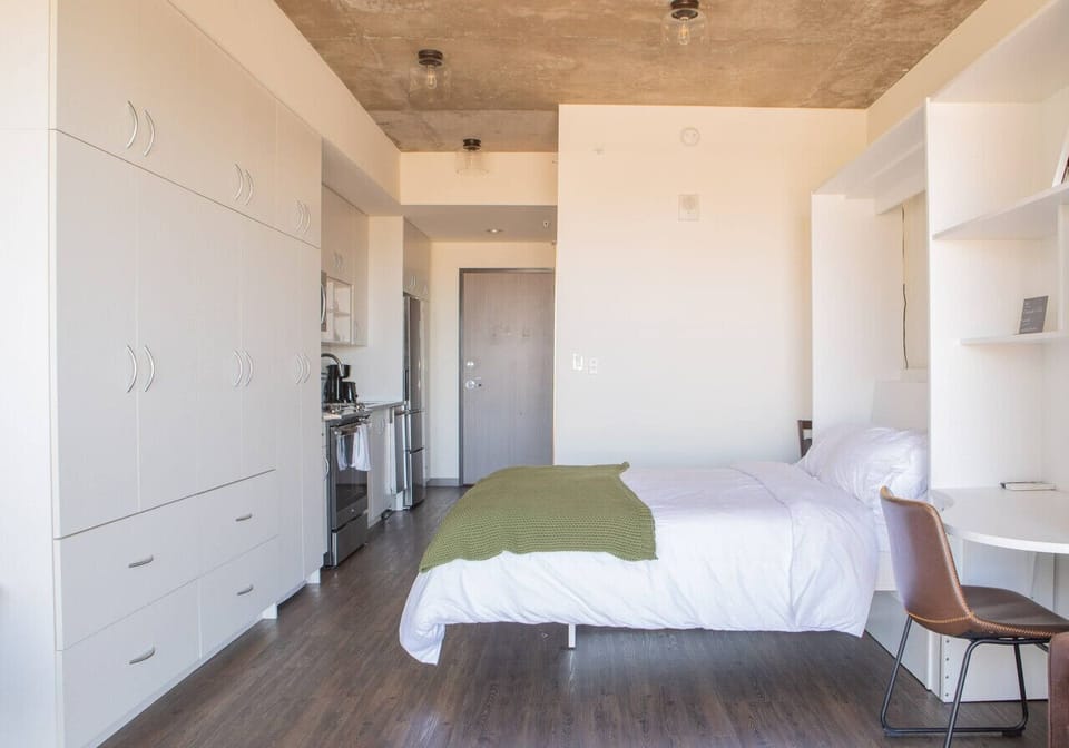 Stay productive during your trip at the dedicated work desk and enjoy a restful night`s sleep with the plush queen size bed