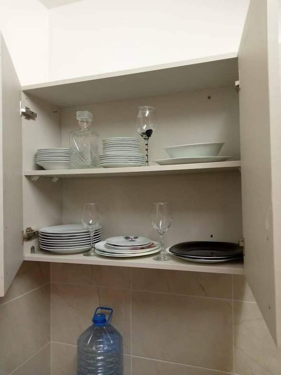 Business Apartment | Private kitchen | Fridge, microwave, cookware/dishes/utensils