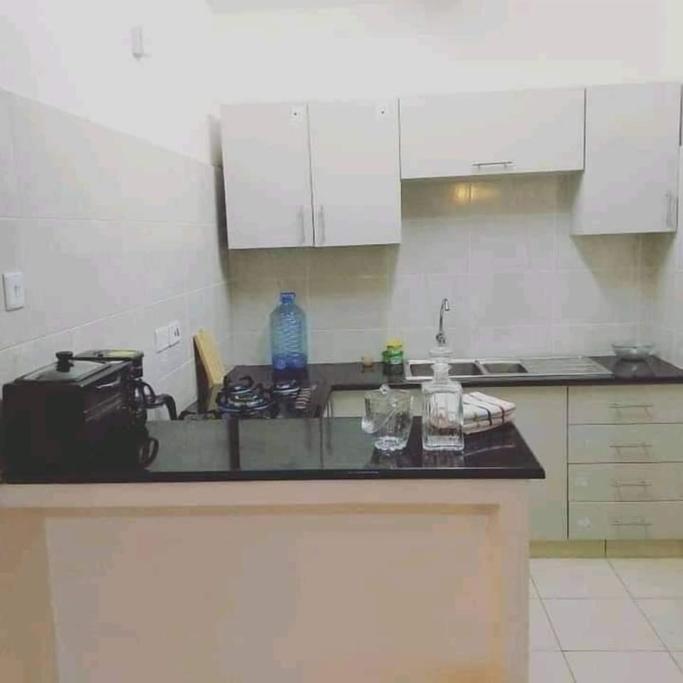 Business Apartment | Private kitchen | Fridge, microwave, cookware/dishes/utensils
