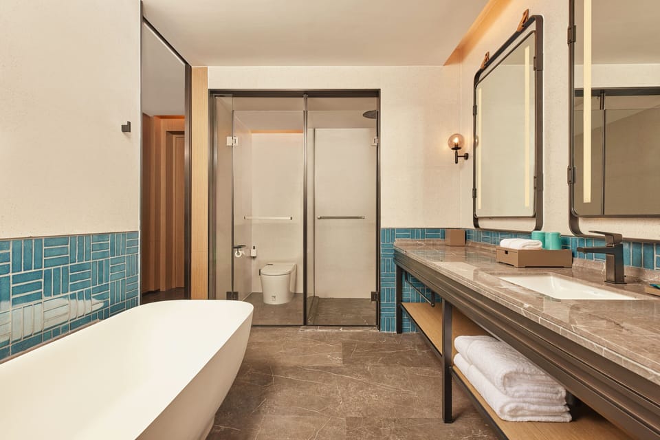 Deluxe Room, 1 King Bed, City View | Bathroom