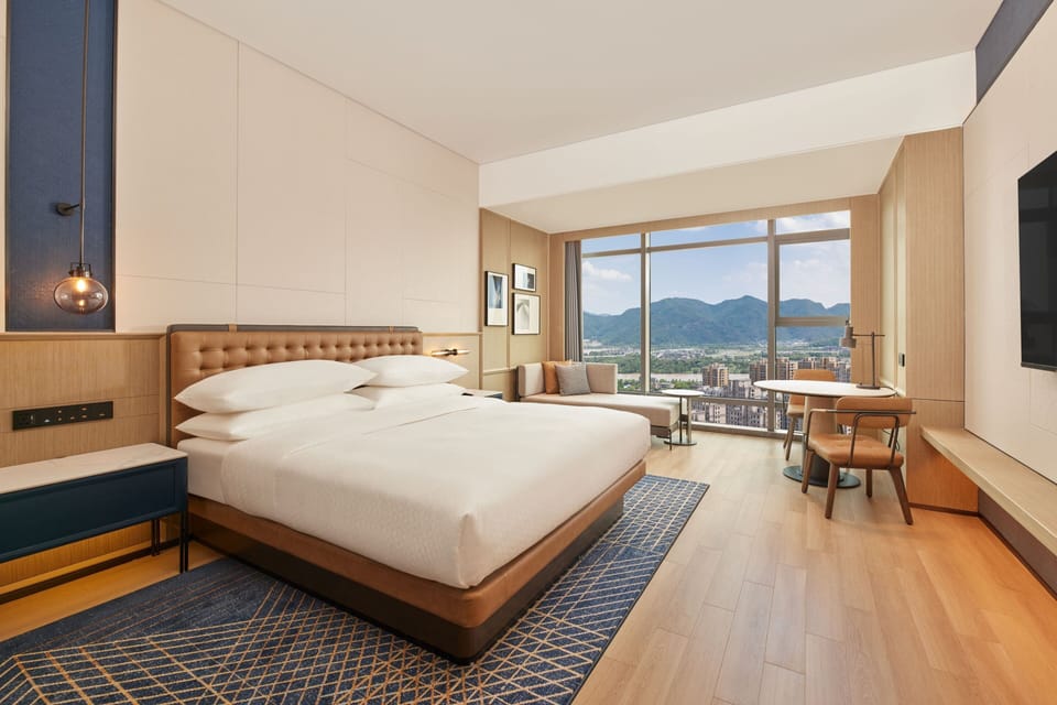 Superior Room, 1 King Bed, City View